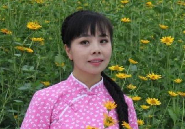 她是国家一级演员，回老家却毫无架子，下地干