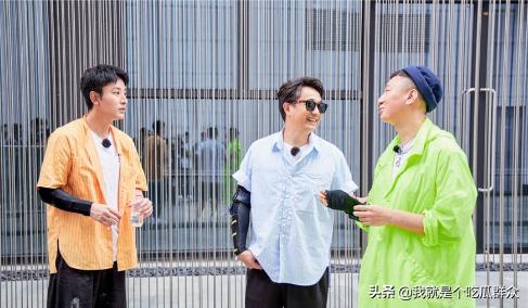 贾乃亮街边无人识，美女脱口喊出甜馨爸爸，难