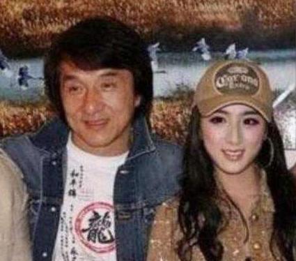 薇娅年轻时照片曝光，曾与成龙同台，却放弃娱乐圈，如今年入20亿