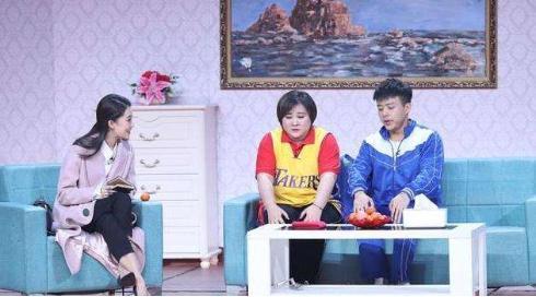 同是春晚諧星，一個(gè)被嘲土肥圓卻如日中天，另一成封面女郎