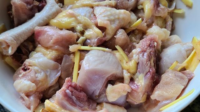 五指毛桃蒸鸡的做法，香气四溢又好吃，我家很喜欢的一道家常菜