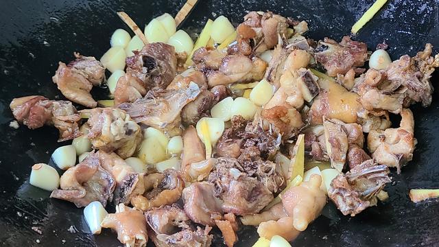 鸡肉这样做味道更香，教你一道蒜香鸡的做法，咸香美味又下饭