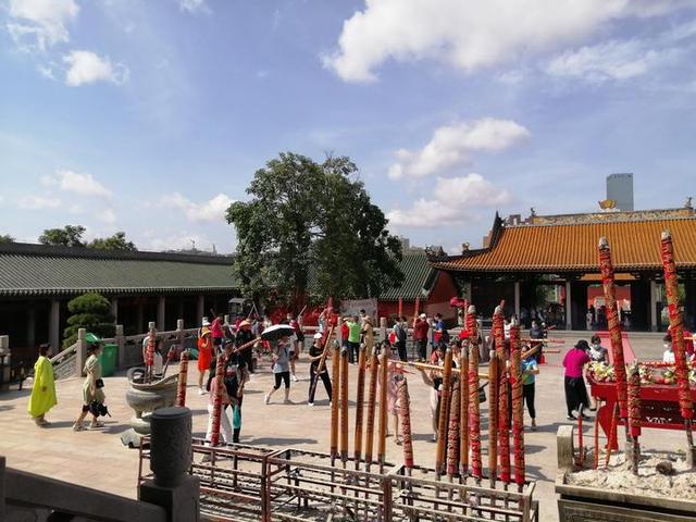 高三学子们纷纷到南宁孔庙，祭拜孔子，祈福金榜题名