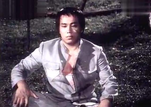 “火云邪神”梁小龙：单挑十几人，妻子却被泼