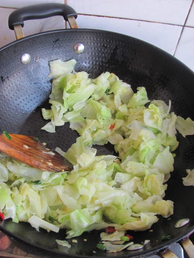 教你做“鱼香包菜”，比饭店的还好吃，配上大米饭大口吃，真香