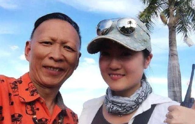 54岁“裘千尺”女儿美若天仙？看到照片后：父女俩简直一模一样