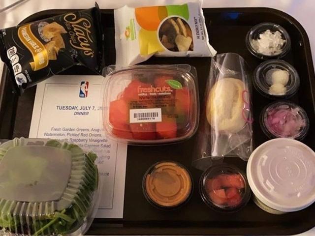 六支球隊抵達奧蘭多！ NBA球員第一餐曝光，這待遇不如媒體記者？