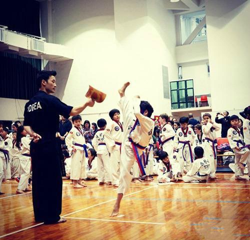 12岁已成武术高手！甄子丹二婚儿子罕露面，飞踢比老爸更标准利落