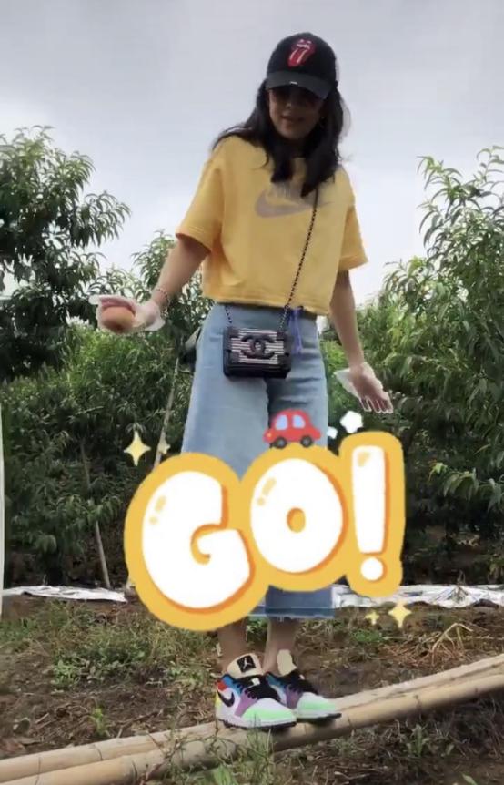 章子怡带一家人爬山太清新，小女儿一看脸傲娇