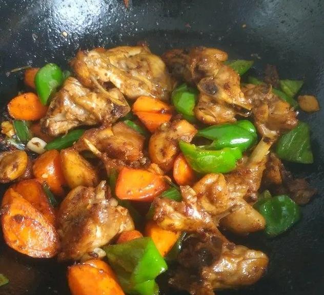 麻辣香锅鸡块，麻辣鲜香，好吃又下饭