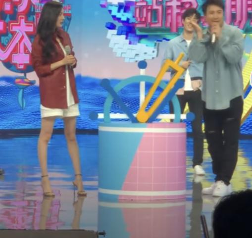 有一种站姿叫杨幂穿高跟鞋，无美颜镜头下曝光