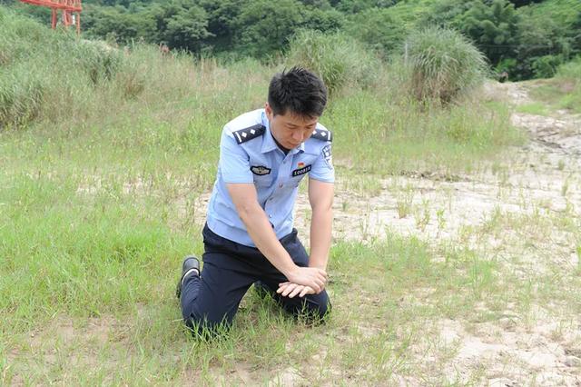 重庆|渝中警讯丨男子溺水“命悬一线” 渝中休班民警紧急施救