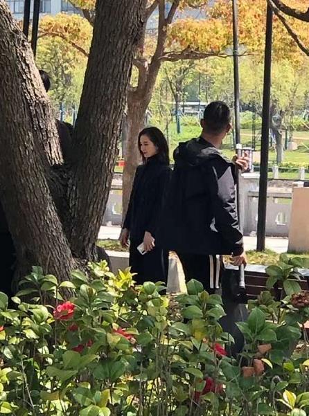 刘诗诗新路透曝光！穿大衣戴安全帽变包工头，