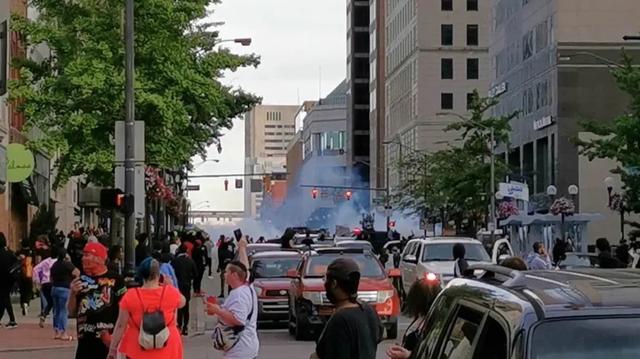 “我在美国亲历两次暴乱，身后是催泪瓦斯和橡