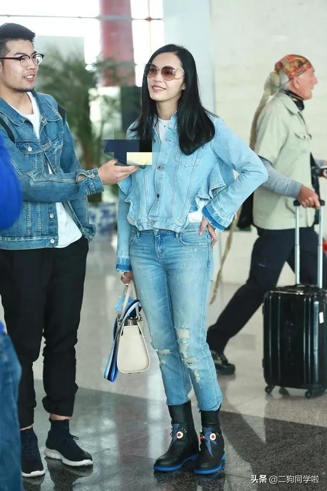 姚晨携老公穿情侣装走机场，穿“肚兜”牛仔踩