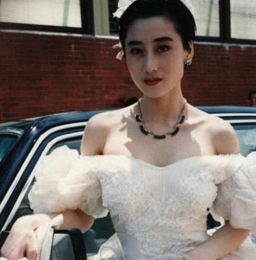 赌王丧礼上，利智挽李连杰出现，如今利智早已韶华不再