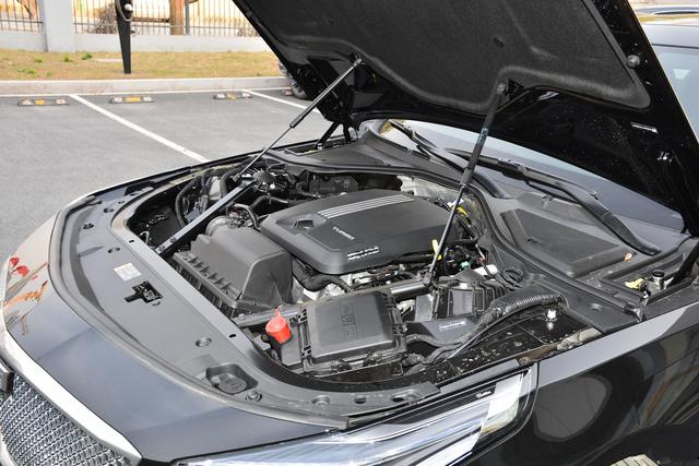 凯迪拉克的旗舰豪车，与S级近乎一样大，配置奢