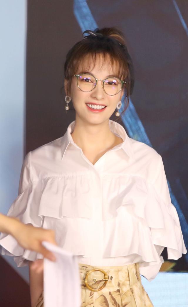 吴昕瘦身成功后有多自信？直接短裤当裙子穿，全场最潮的就是她