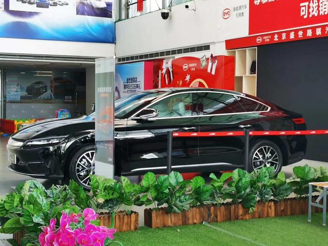 比亚迪汉到店实拍，霸气侧漏 特斯拉MODEL3真的慌