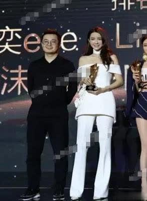名嘴周群清晨发长文感叹，疑似婚姻出现变故，