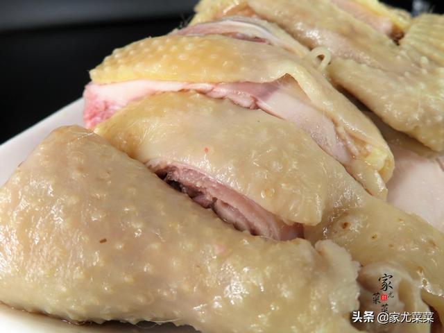 广东白切鸡：教你最正宗的白切鸡做法，只需几个技巧，皮脆肉滑