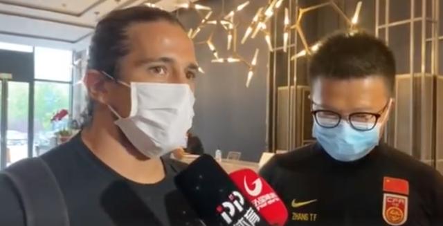 万众瞩目洛国富国家队报到！采访秀中文、汉语拼音为球迷签名