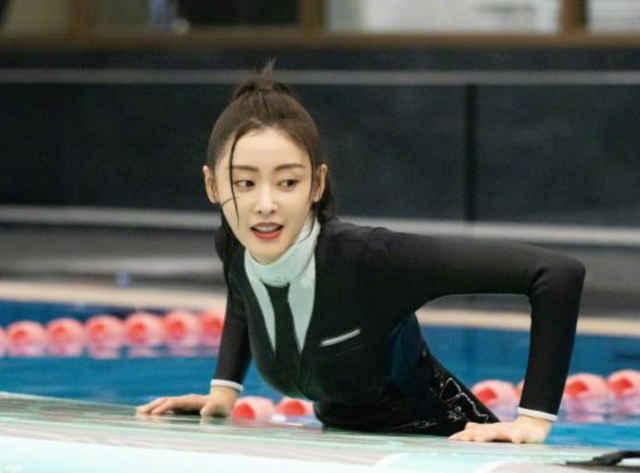 有种“独特”叫张天爱的西装泳衣，浮出水面后“惊艳”了！