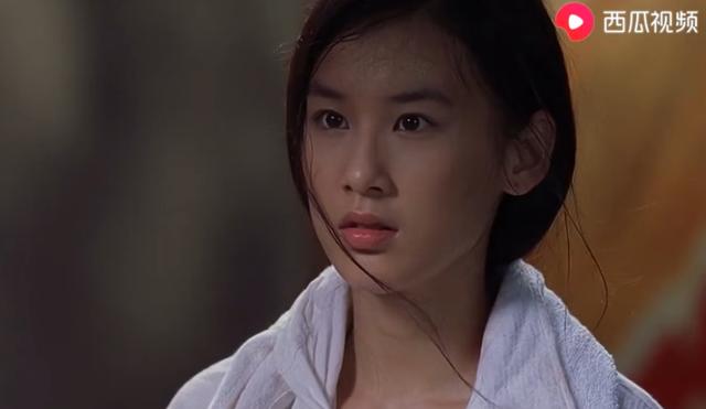 黄圣依还原“社会人站姿”，单手揣兜变表情包