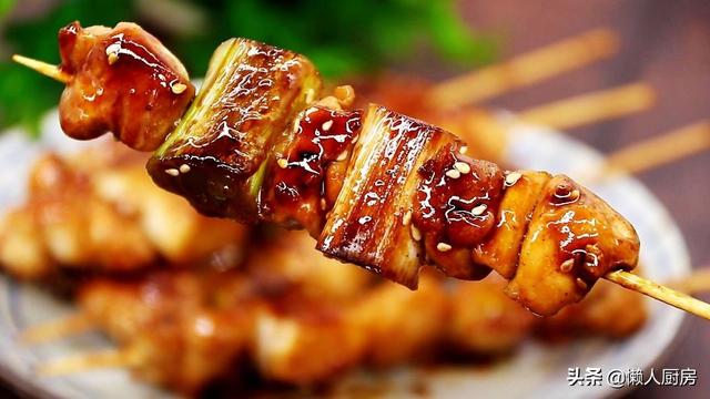不用油炸不用烤，这是日式鸡肉串的做法，配上大葱一起吃，太香了