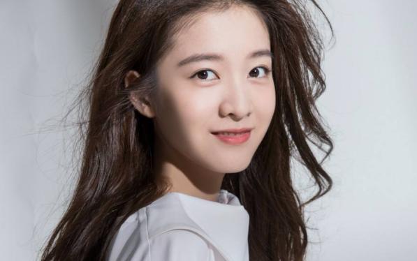 妹妹意外被带进娱乐圈后走红，姐姐今却只能借妹妹的名气圆梦