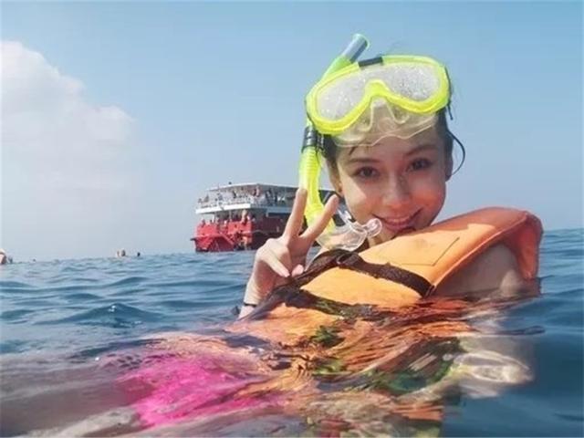 Baby早年生活照曝光，海上冲浪穿性感泳衣腰细腿长超青春