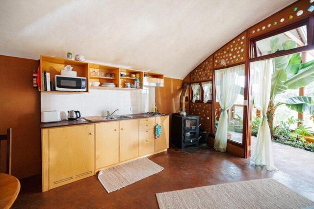 这个异想天开的”土轮船“，由回收的轮胎和瓶