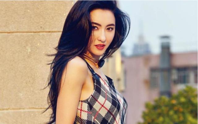 2003年，当红港星得罪黑帮，遭7名壮汉欺负，囚禁3天后才被救出