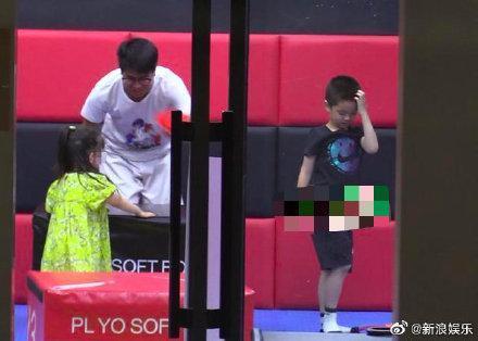 女儿|杜江霍思燕女儿正面照曝光！嗯哼花式哄妹妹开心 哥哥力MAX
