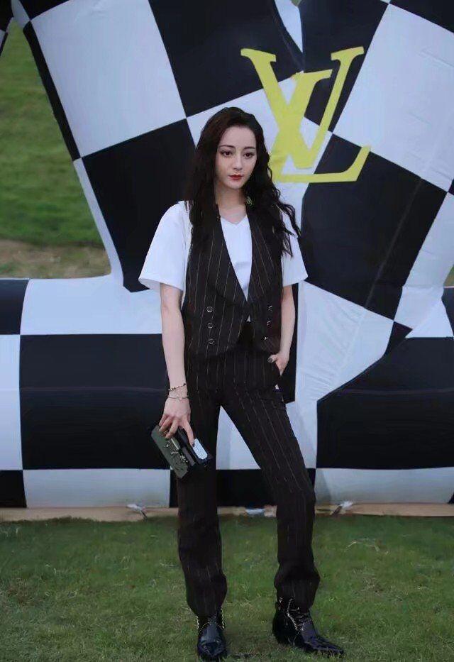 回应|吴亦凡回应背玩偶走秀太累帅气中又有点好笑被挟持了你就眨眨眼