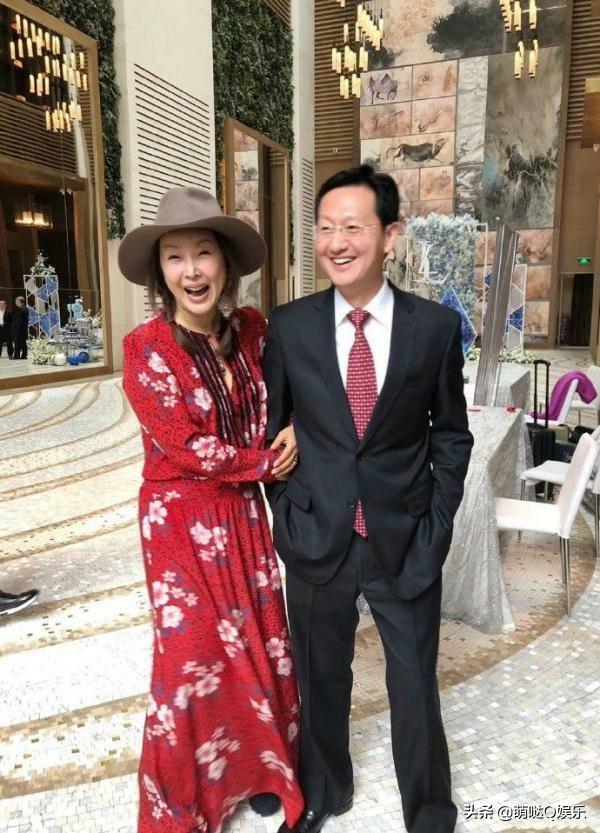 她因一首歌而成名，六次登上春晚嫁入豪门低调产子如今成这样。