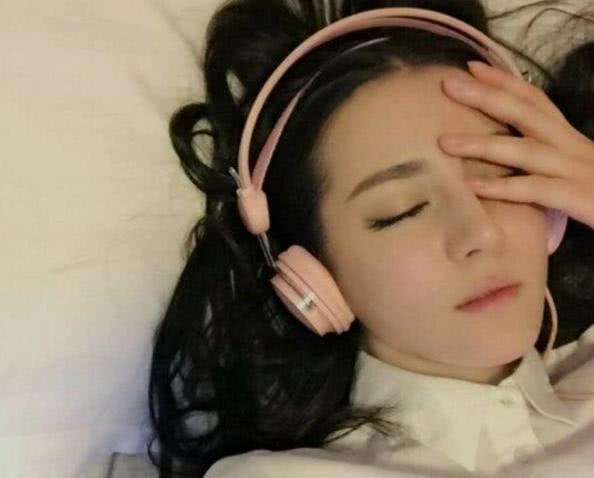 明星睡姿被偷拍，杨洋侧颜养眼，baby毁形象，热巴真的吓到我了！