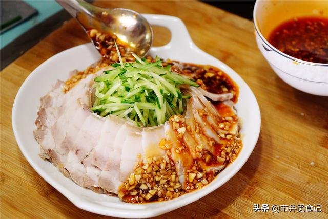 蒜泥白肉简单家常做法，好吃全因这碗料汁，学会味道不比饭店差