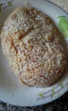 自制爆漿雞排，金黃焦脆，一口下去滿滿的芝士爆出，滿足！過癮