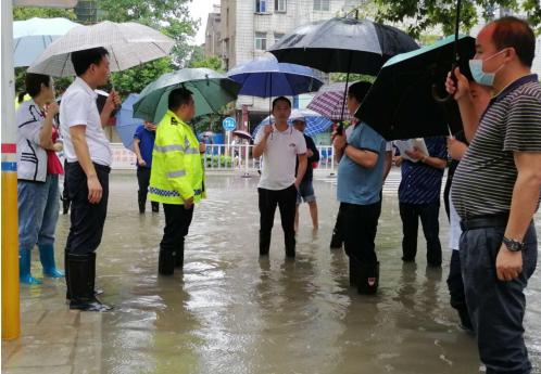 湖北武穴：暴雨猛袭，叶林和住建局党员干部下沉社区合力防汛