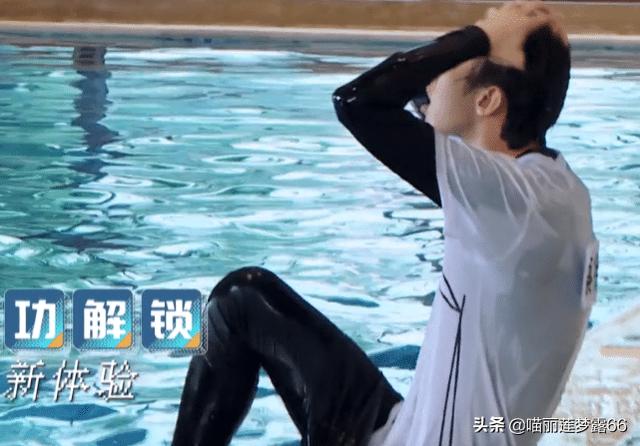 明星偶像包袱多重?落水反应:Baby捏鼻子，蔡徐坤撩发，汪苏泷挡脸