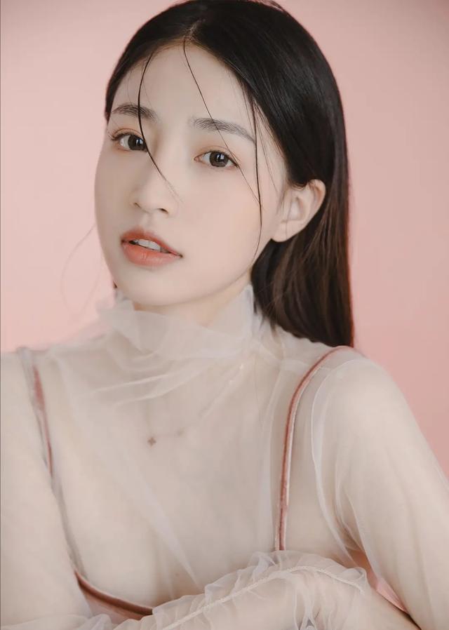 芙蓉不及美人妆，水殿风来珠翠香。