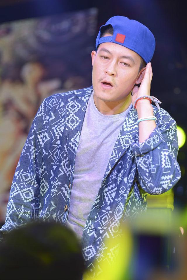 陈冠希直播颜值暴跌，疑似长斑还有双下巴，帅气青春不复返