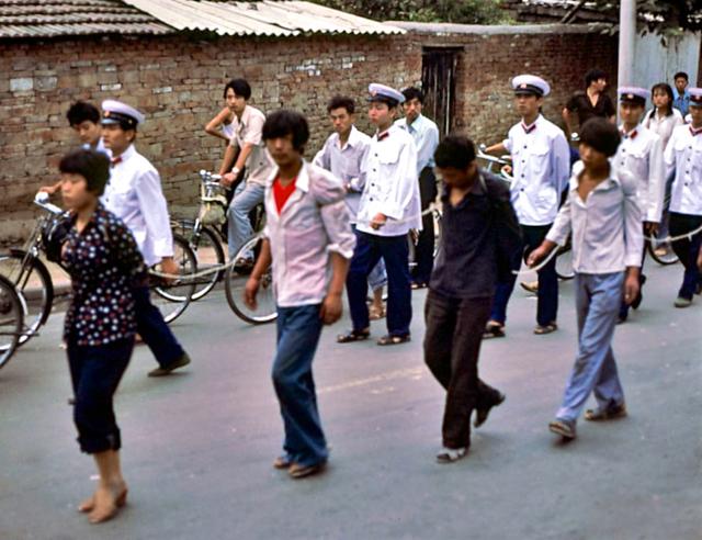 上世纪80年代，唐山“菜刀队”有多猖狂，竟敢拦截领导人的车队