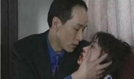 比“容嬷嬷”被人扔鸡蛋还惨，这个男人，因出