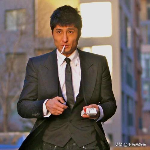 同父同母不同命，弟弟成大明星，衣帽间价值2个亿，哥哥却入狱