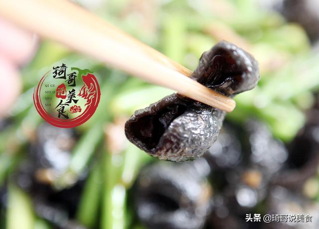 炒木耳时，“噼啪”炸锅真吓人！只需多做1步，木耳不炸锅更好吃