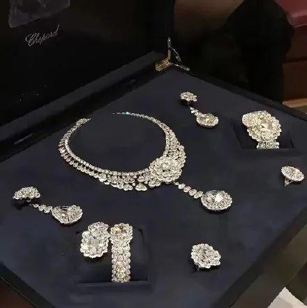 汪峰探班章子怡，女儿醒醒撞脸小苹果，一家三口同框超幸福
