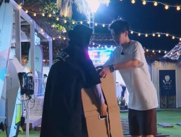 乔欣独自收拾节目场地时，有谁留意王一博说啥