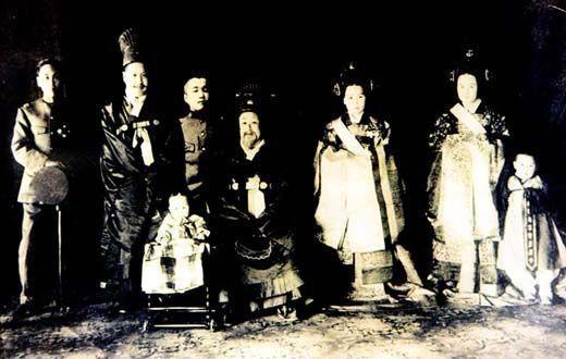 直击一百年多前的朝鲜社会风貌，图四为末代朝鲜王正妃